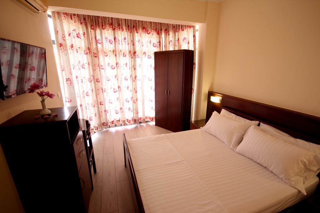 Hotel Ari Саранда Екстер'єр фото