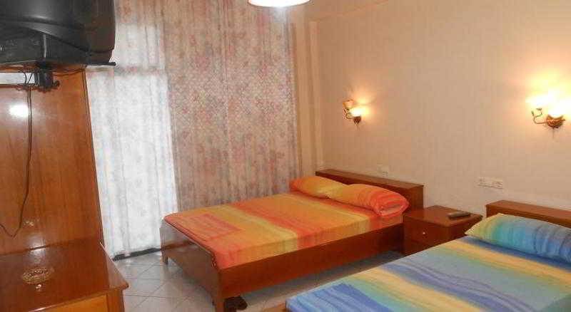 Hotel Ari Саранда Екстер'єр фото